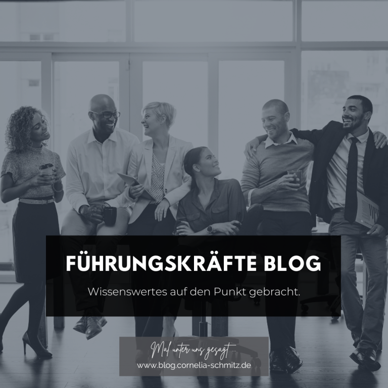 Gruppe von Menschen, die zusammen stehen und lächeln. 
Dazu ein Hinweis auf den Führungskräfte Bog unter www.blog.cornelia-schmitz.de