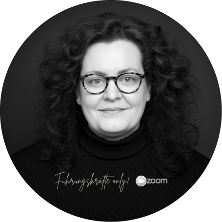 Cornelia Schmitz - erfahrene Mentorin, Coach und Sparring für Führungskräfte. Porträt von Cornelia Schmitz. Sie hat lockiges Haar und trägt eine Brille. Ein Schriftzug zeigt: »Führungskräfte only!«